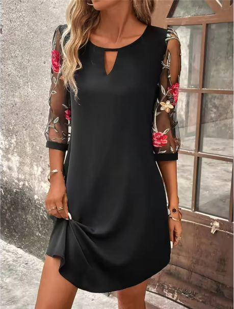 Delilah | Refined dress with a V-neckline and eye-catching sleeves