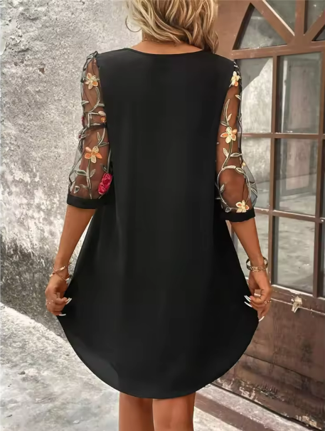 Delilah | Refined dress with a V-neckline and eye-catching sleeves